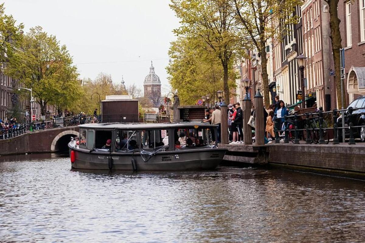 una barca che naviga lungo un fiume in una città
