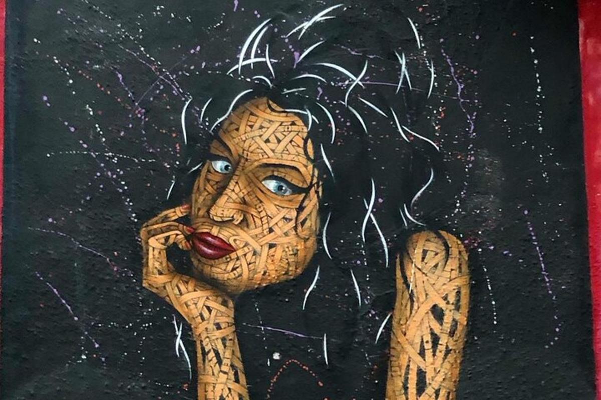 木製の女性像の絵画