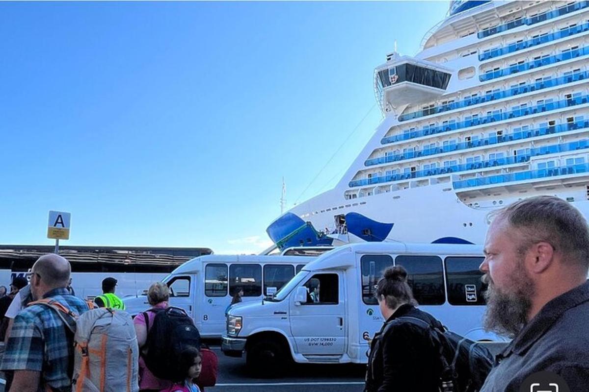 isang grupo ng mga tao na nakatayo sa harap ng isang cruise ship