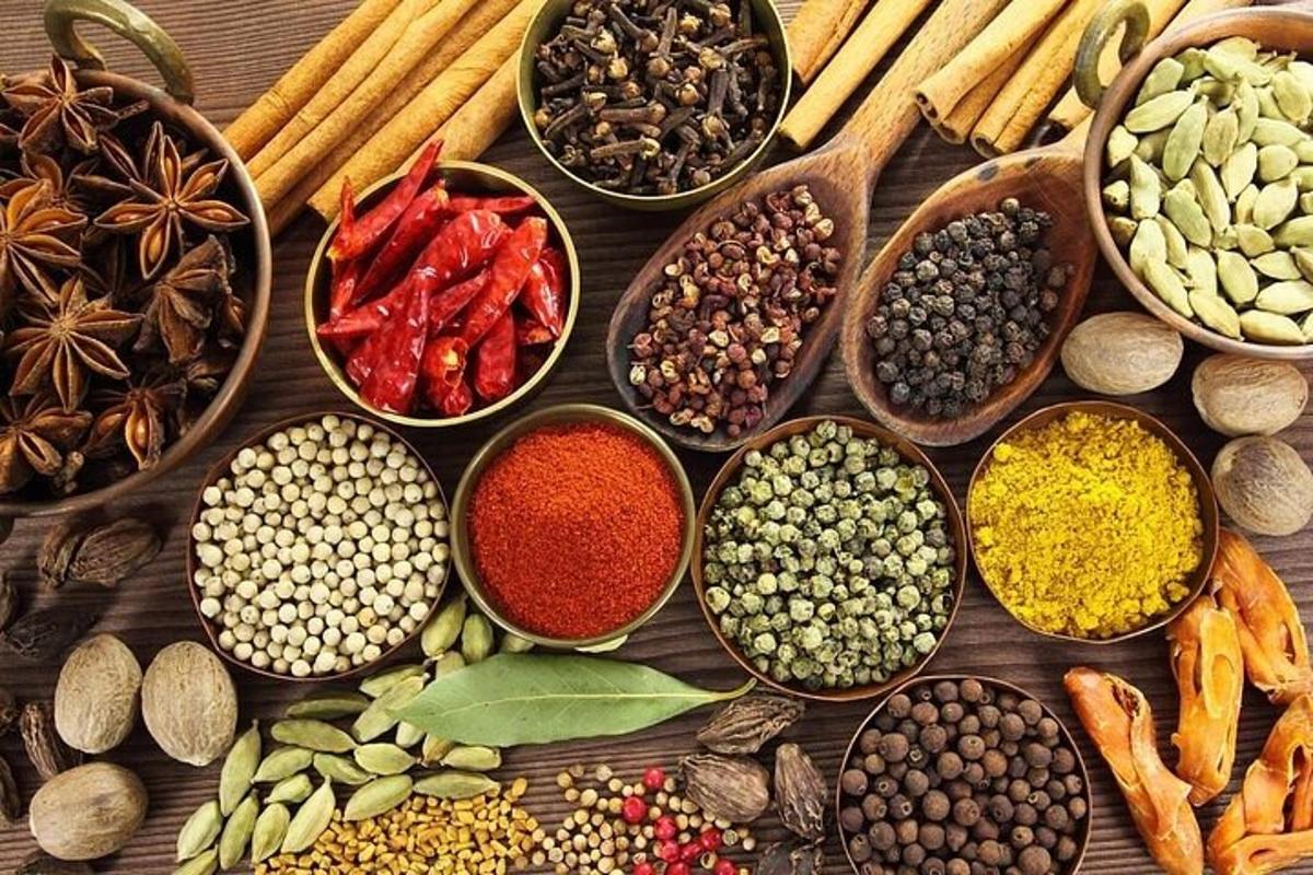 skupina misek naplněných různými druhy ingrediencí