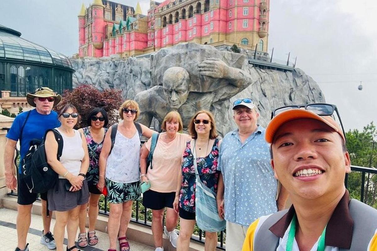 um grupo de pessoas em pé em frente a um castelo