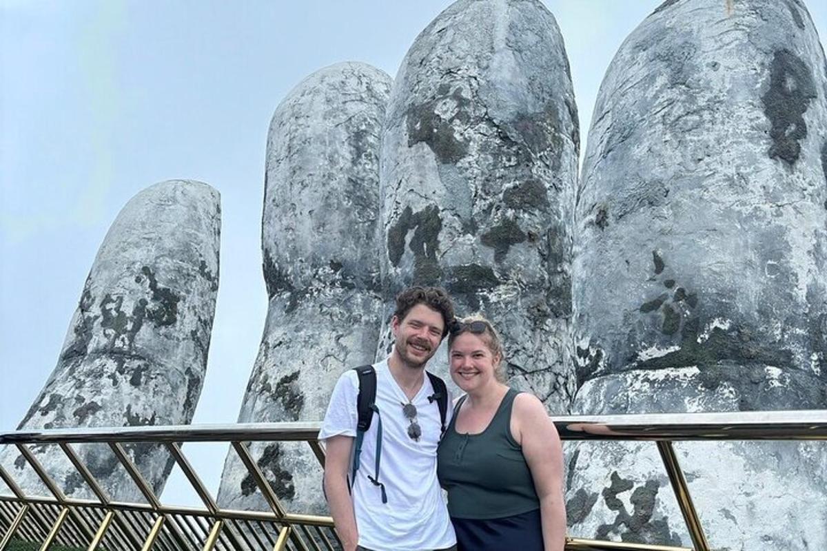 um homem e uma mulher em pé em frente a uma estátua