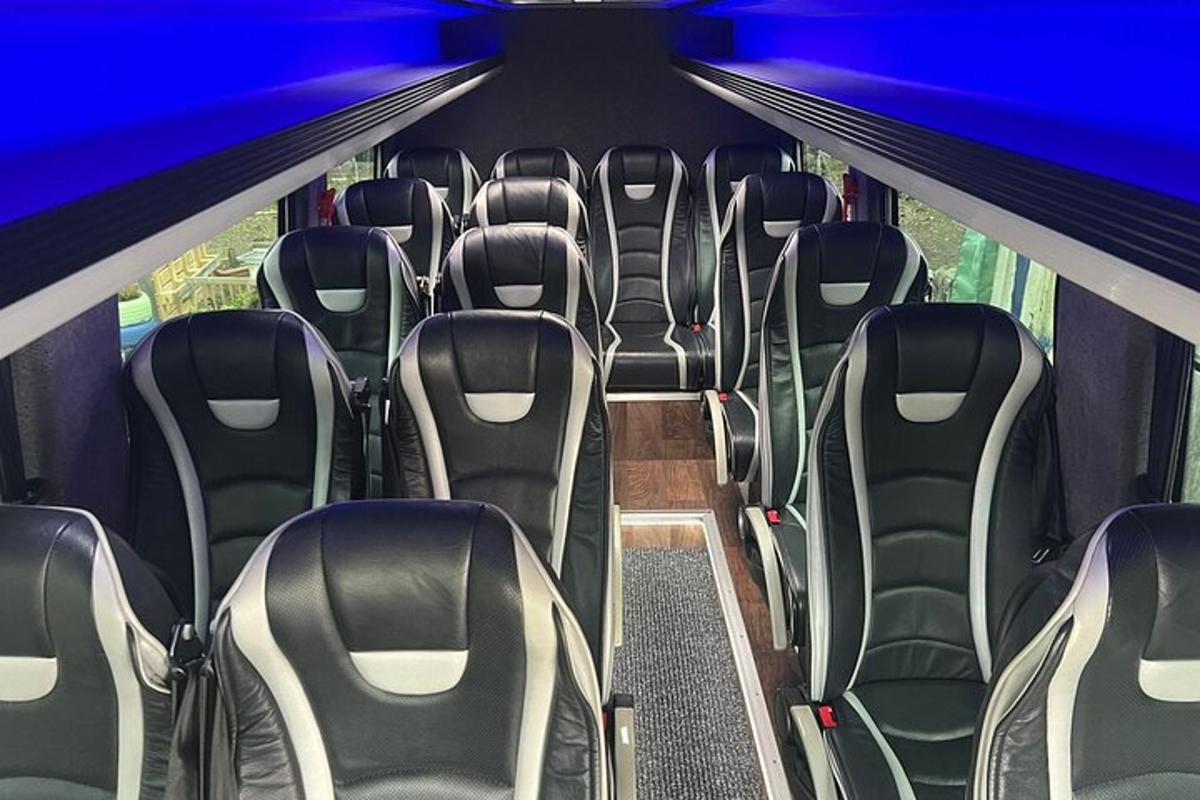 bus kosong dengan kursi kosong di dalam bus