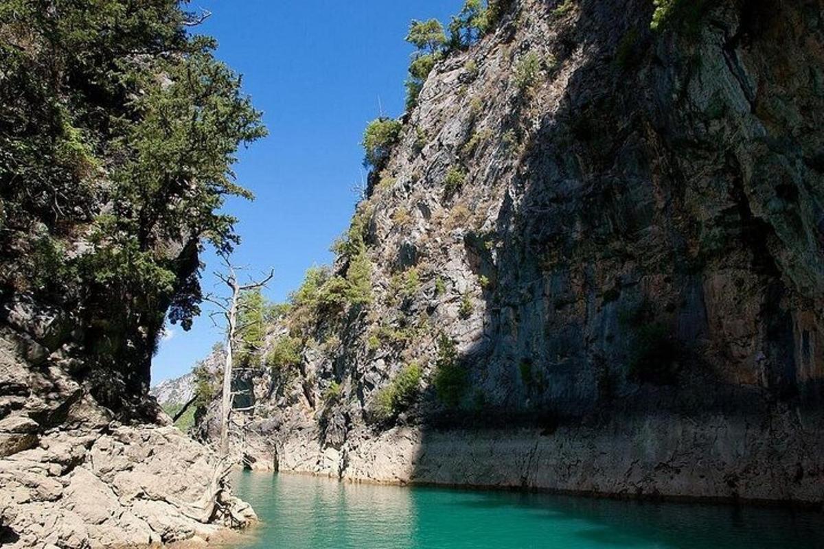 vodní plocha vedle skalnaté hory