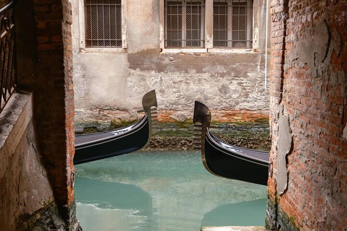 két gondola egy csatornában egy épületben