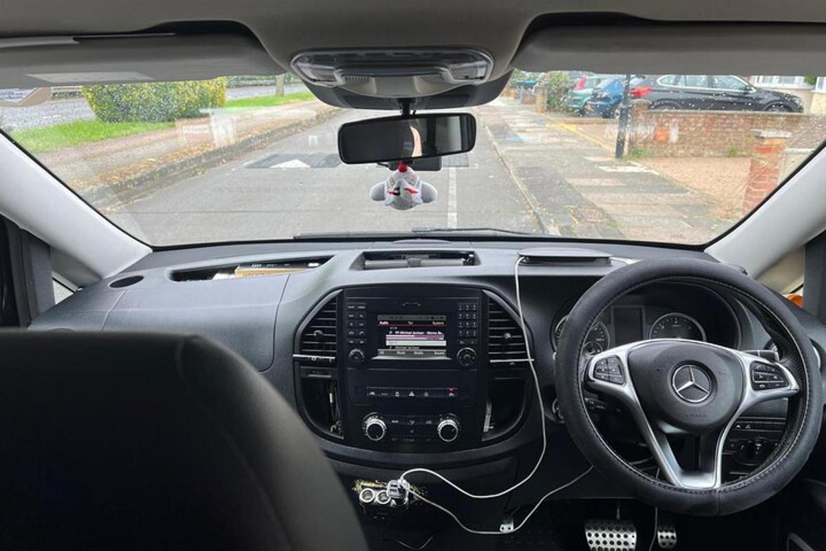 pemandangan papan pemuka sebuah kereta