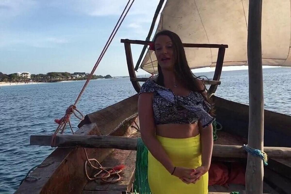 žena ve žlutých a černých šatech stojící na lodi