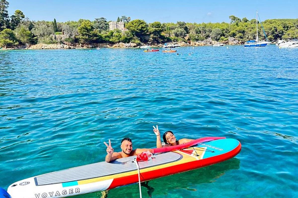 due persone sdraiate su una tavola da surf in acqua