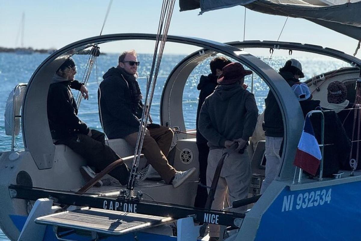un gruppo di persone su una barca in acqua