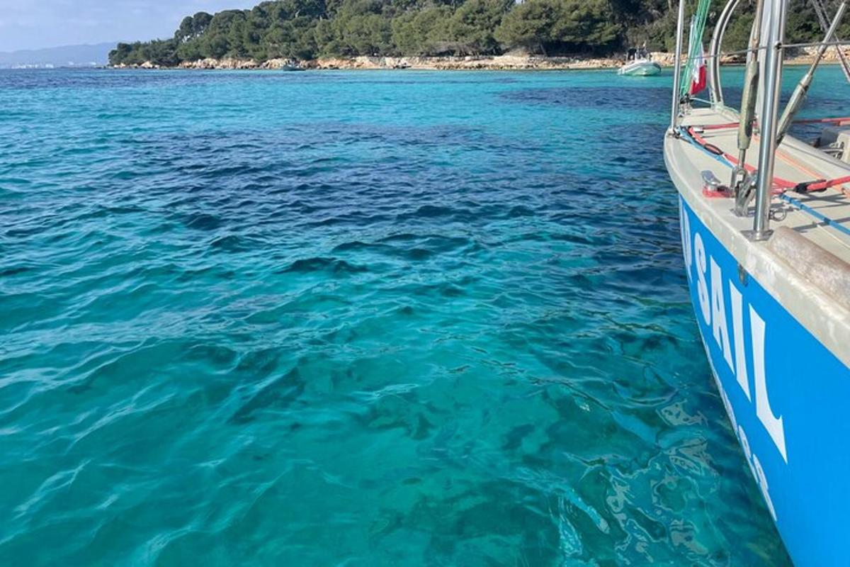 una barca in acqua vicino a una spiaggia