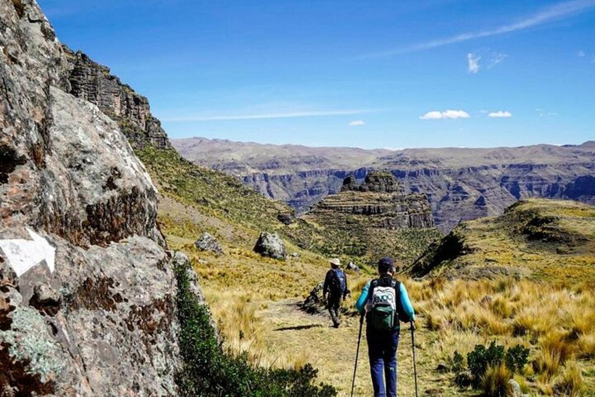 Dva lidé jdoucí po stezce v Grand Canyonu