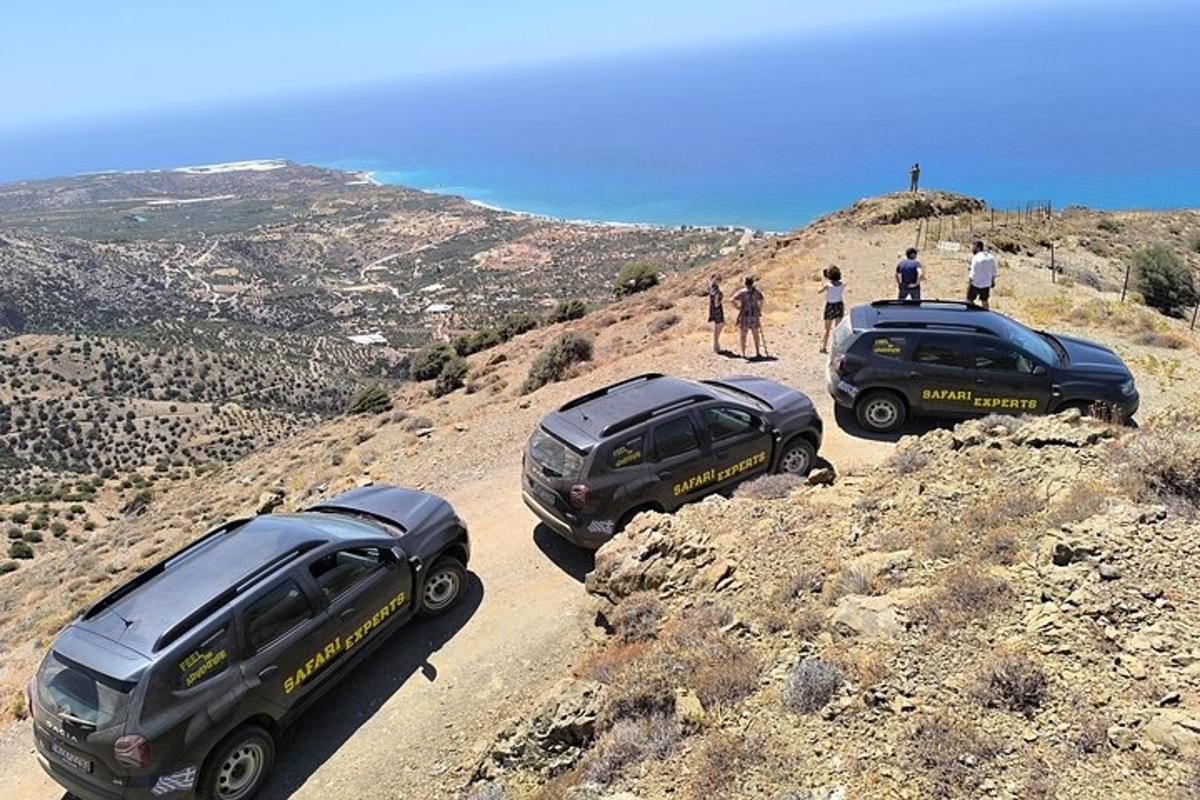Δύο αυτοκίνητα παρκαρισμένα σε έναν χωματόδρομο σε ένα βουνό
