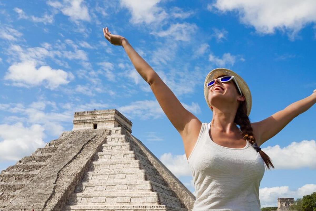 una donna in piedi davanti a una piramide
