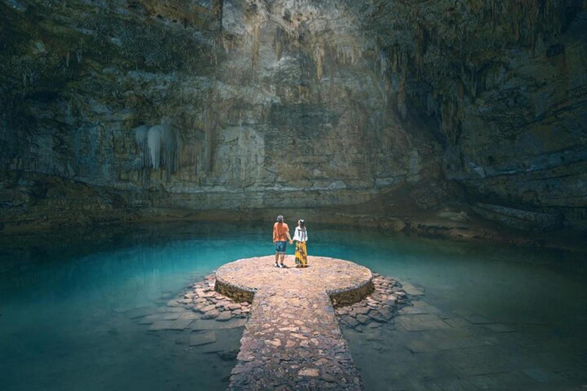 due persone in piedi su una piccola isola in una grotta