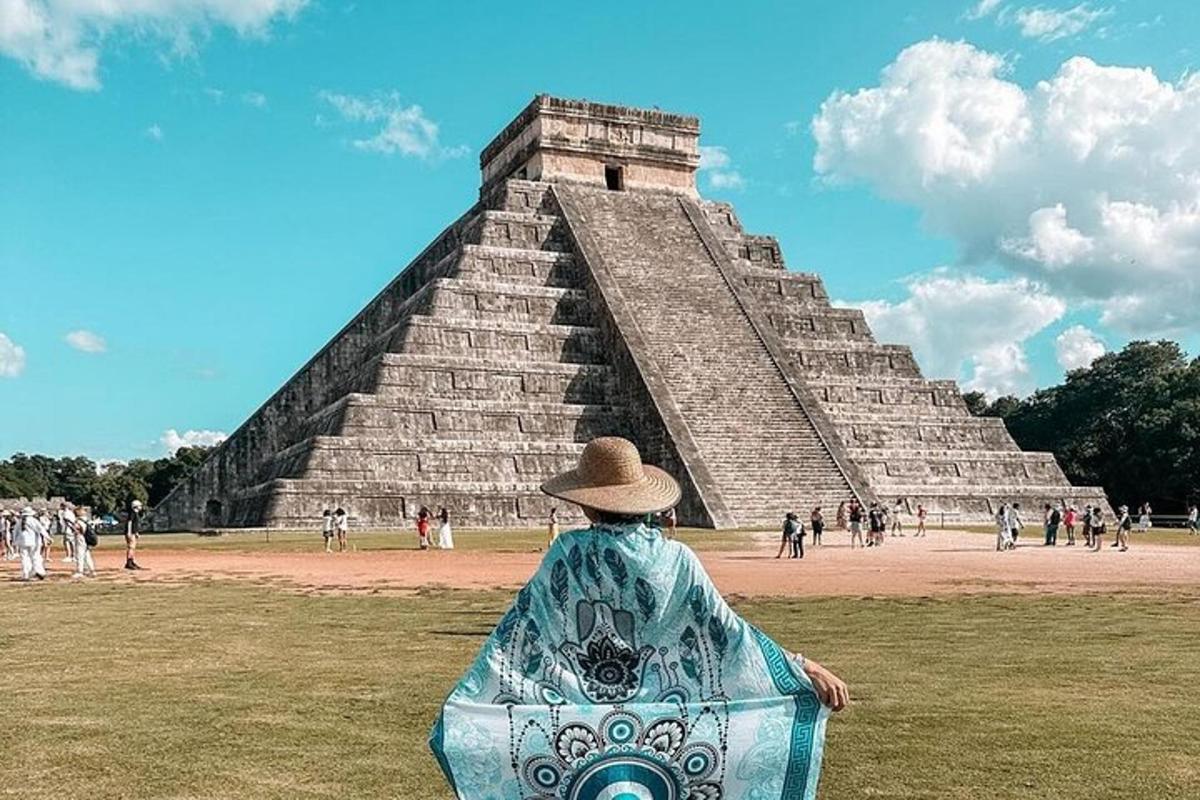 osoba koja stoji ispred piramide