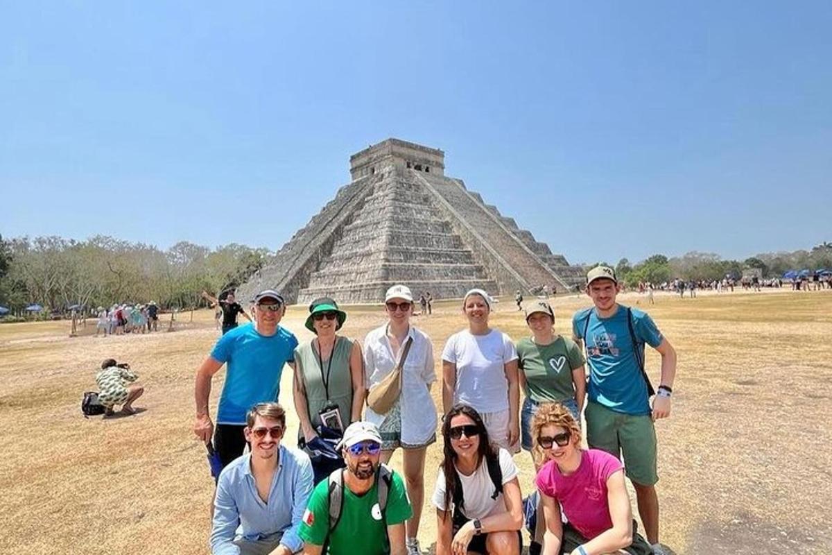 skupina lidí pózujících před pyramidou