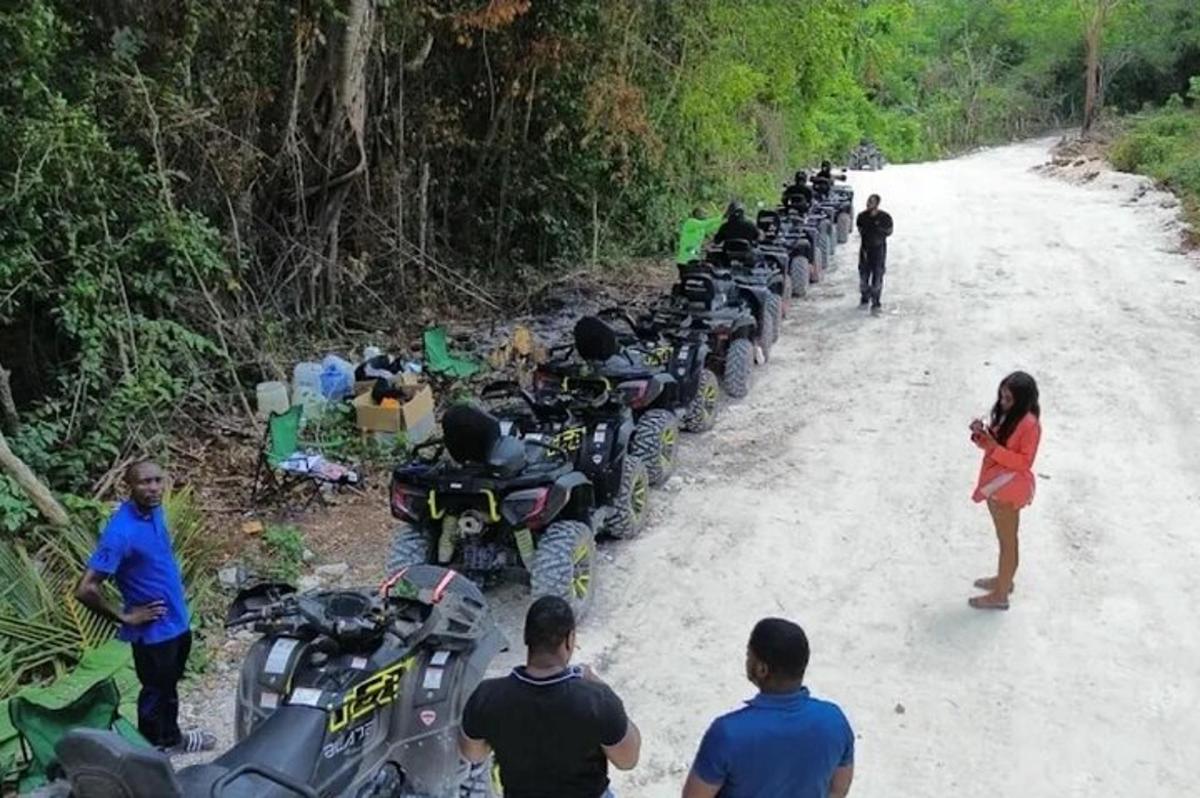 un grup de motocicletes aparcades en un camí de terra