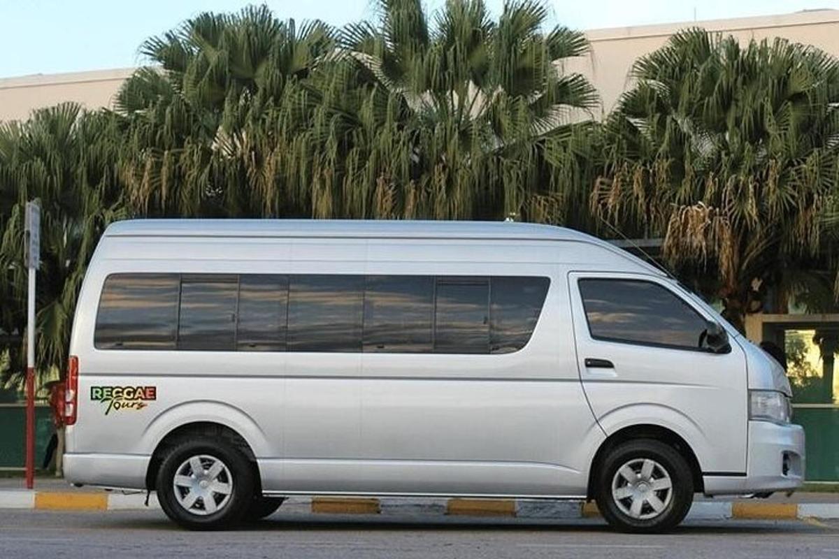một chiếc xe tải màu trắng đang đỗ trong bãi đậu xe
