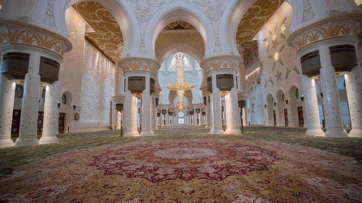 Una habitación grande con una alfombra grande en un edificio.