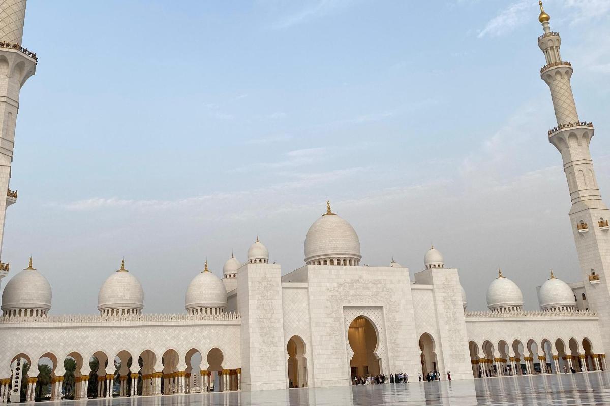 Una mezquita con cúpulas y minaretes.