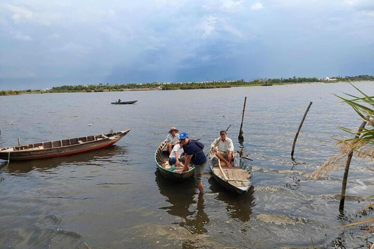 un grup de persones en barques a l'aigua
