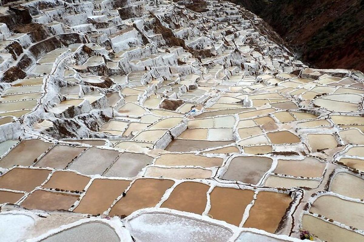 una passerella di pietra di fronte a una montagna