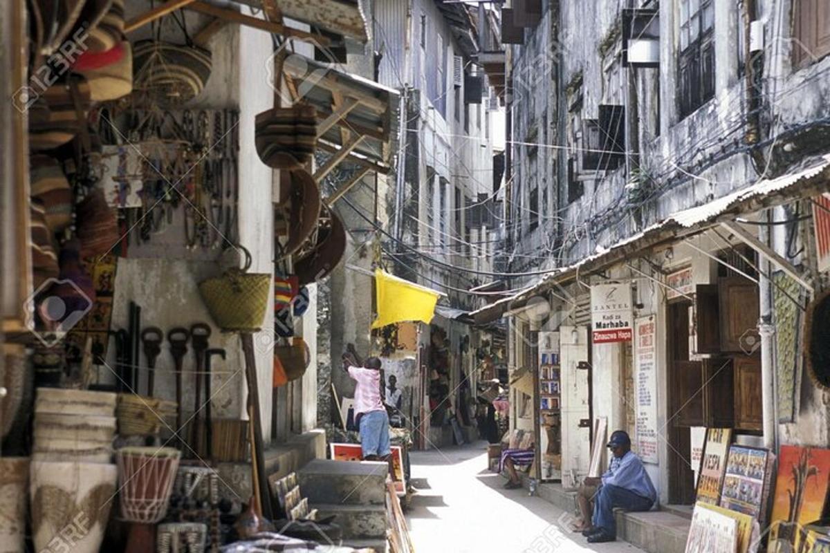 ένα σοκάκι με ανθρώπους που περπατούν σε έναν δρόμο