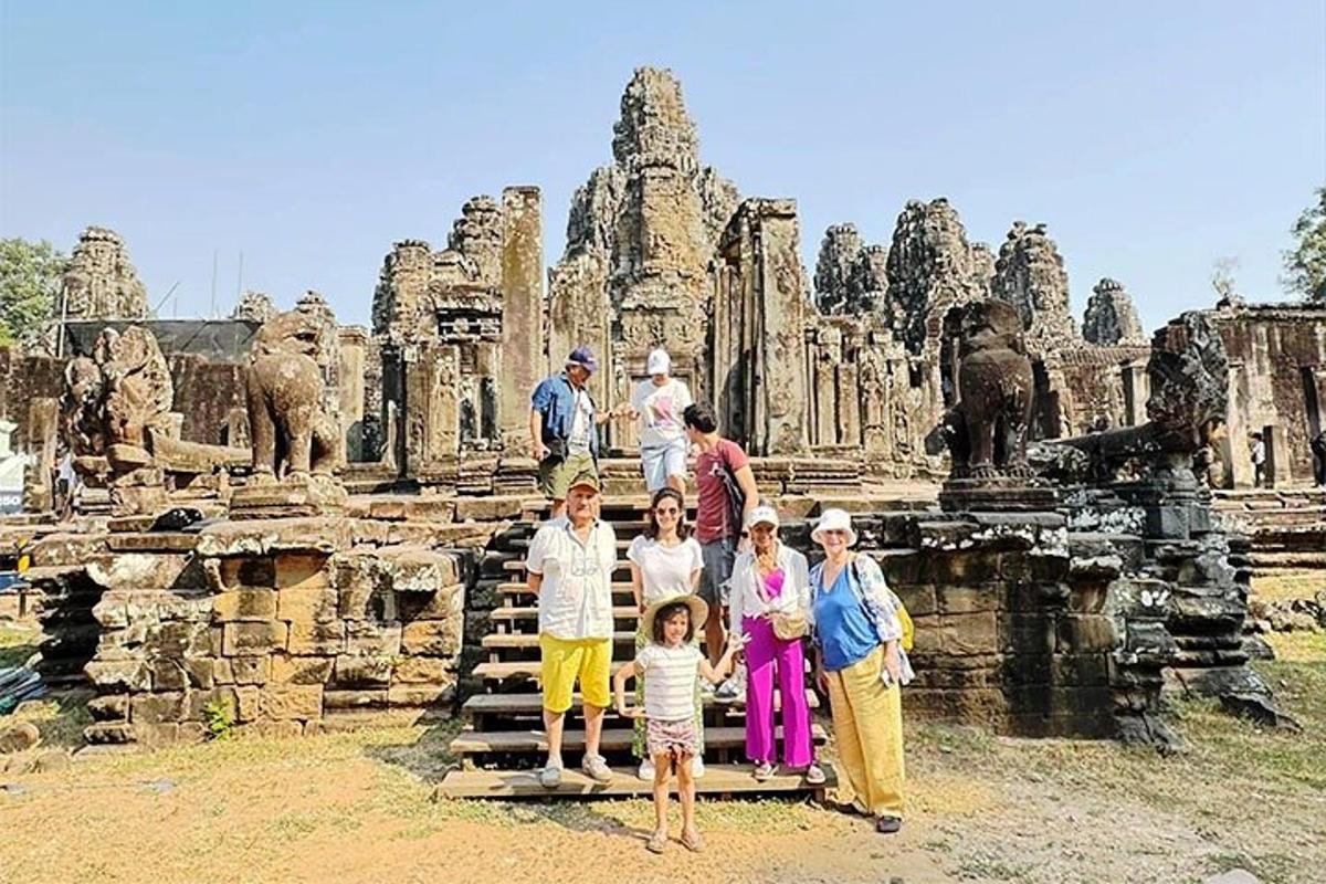 un gruppo di persone in piedi davanti a un tempio