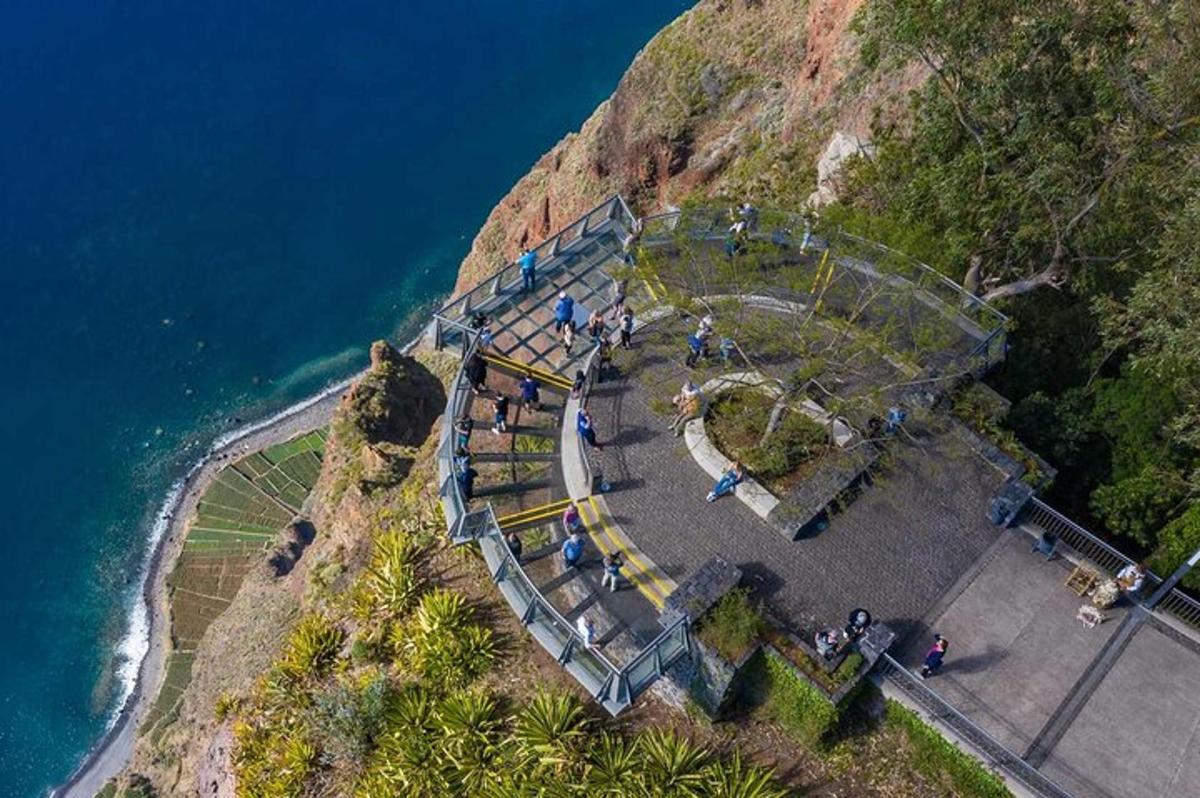 skupina lidí stojících na okraji útesu
