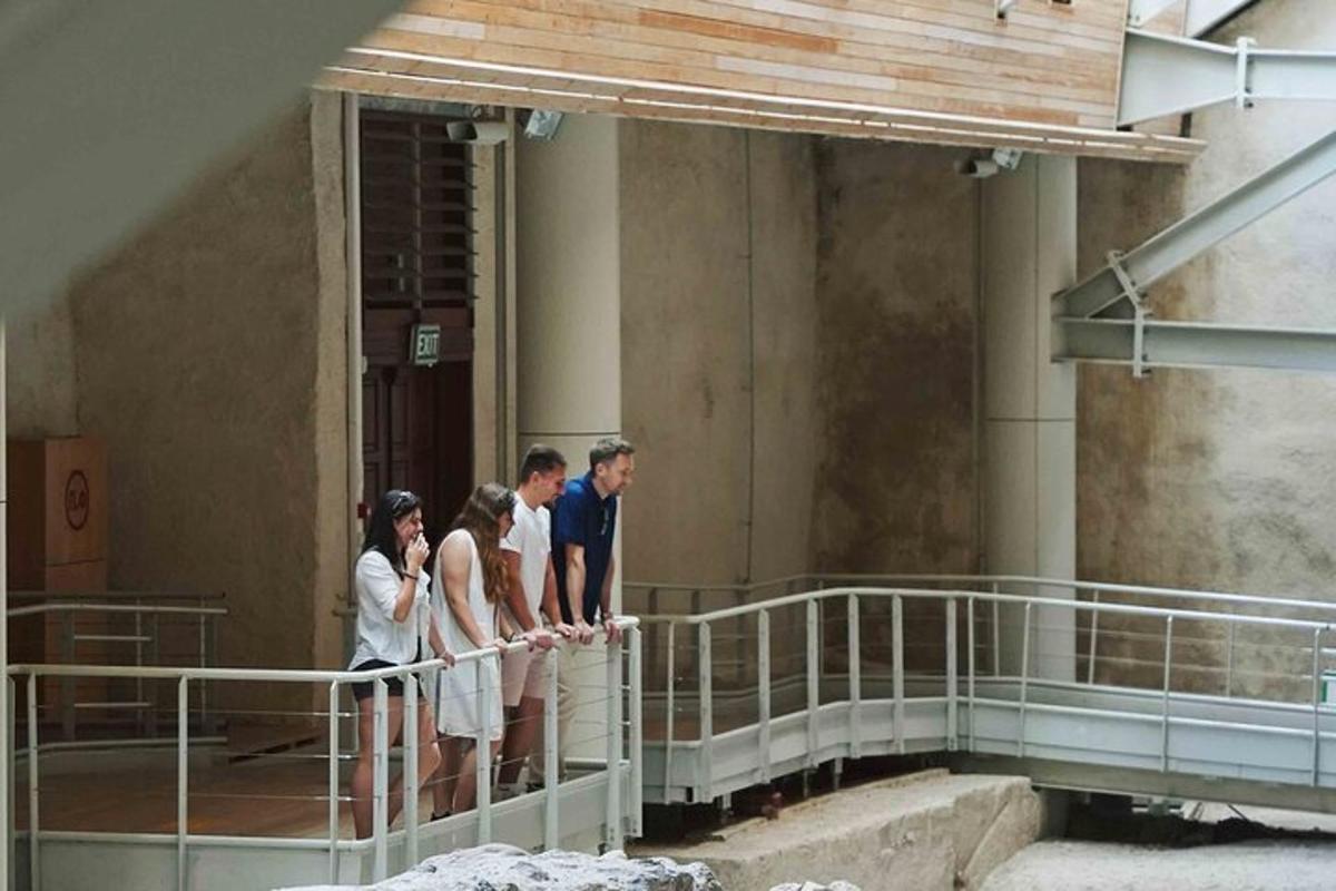 建物の手すりに立っている人々のグループ