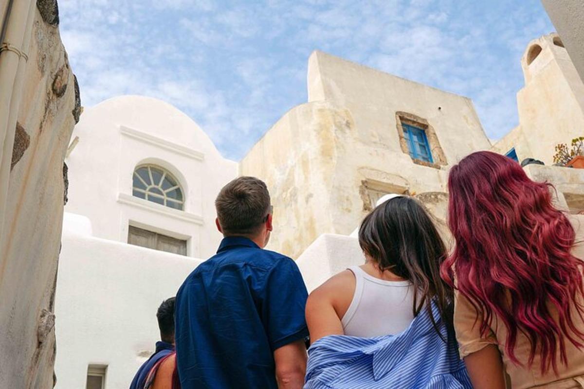 un grup de persones mirant un edifici