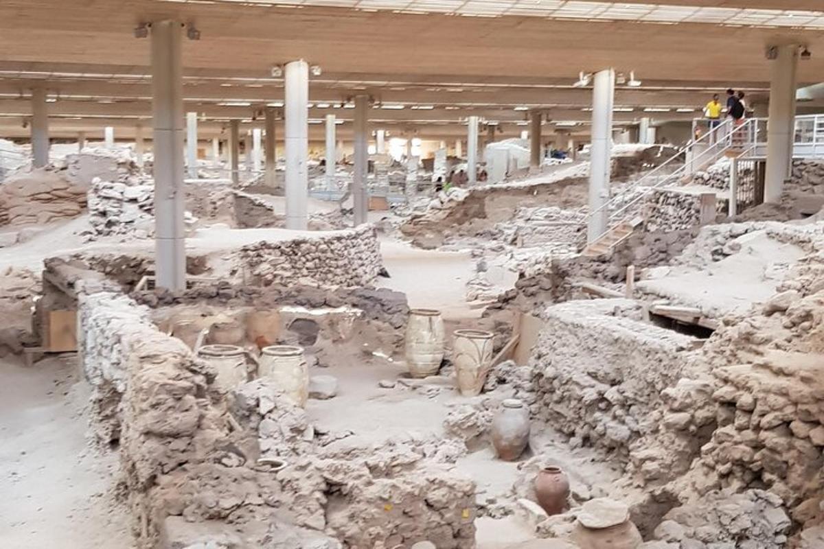 un gran edifici amb gerros i columnes antics