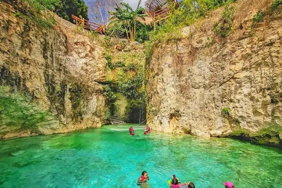 un gruppo di persone nell'acqua di un fiume