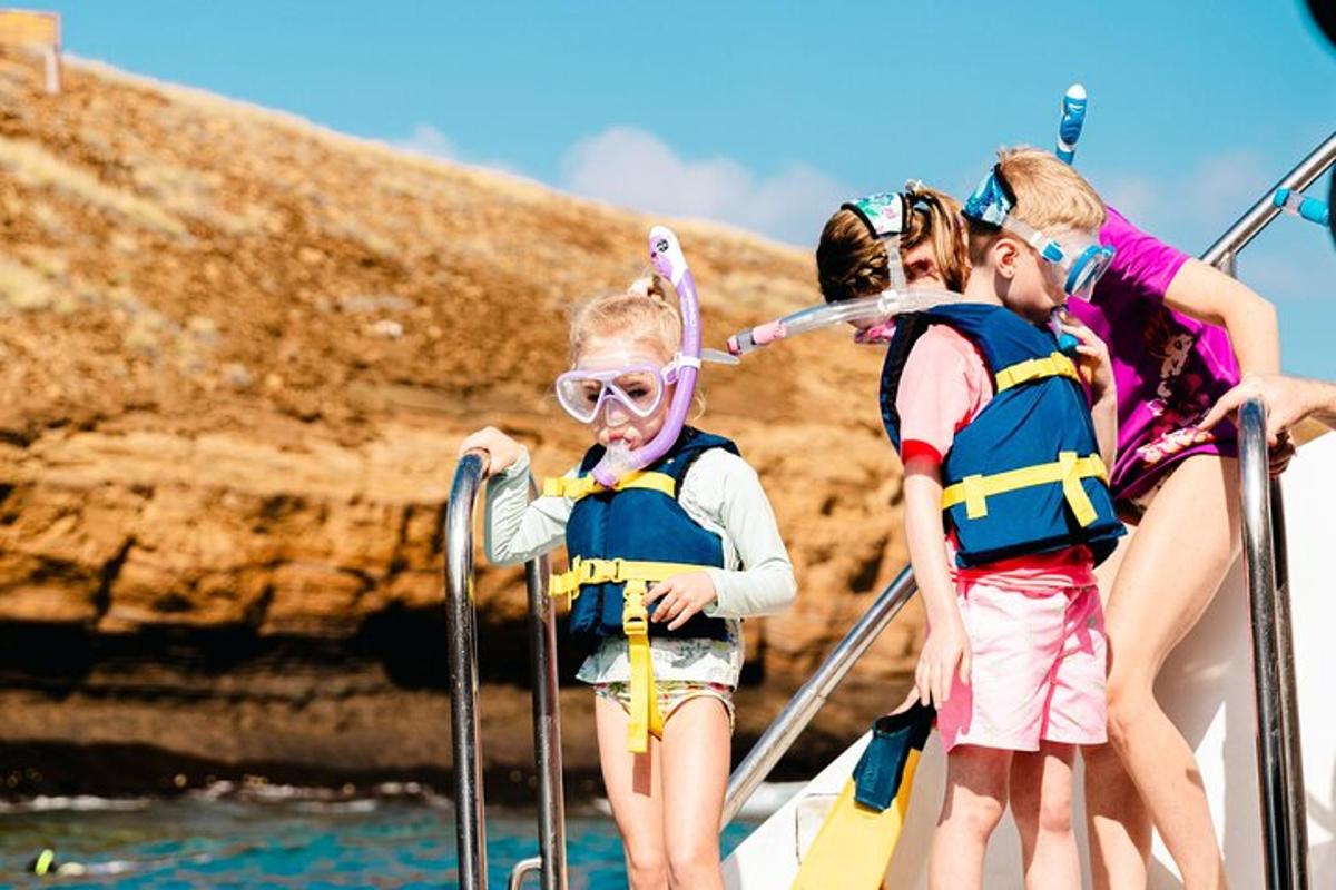 Un grupo de niños en un barco en el agua.