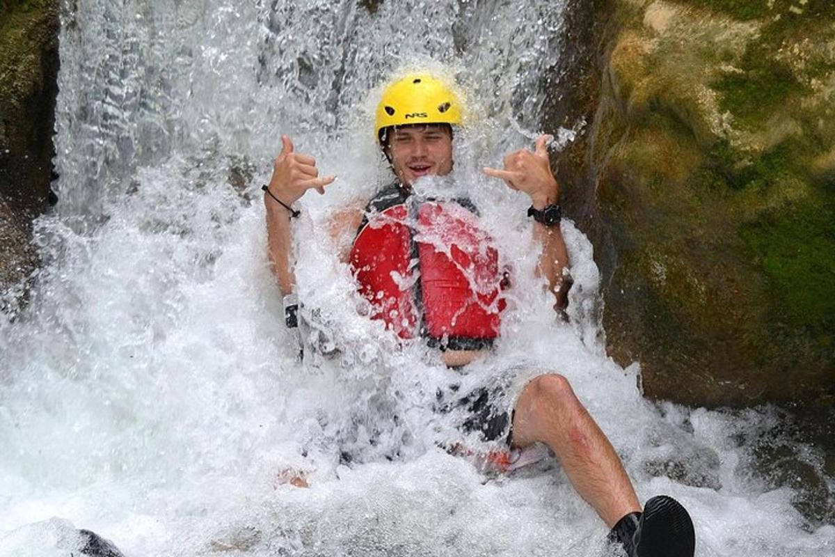 un hombre en una balsa en una cascada