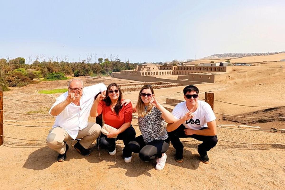 Un grupo de personas posando para una foto en el desierto.