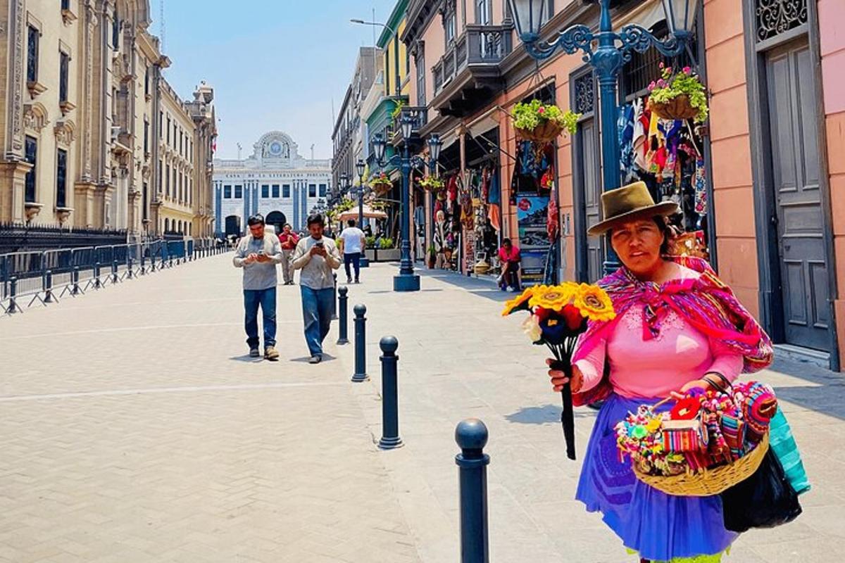 una mujer con sombrero caminando por una calle