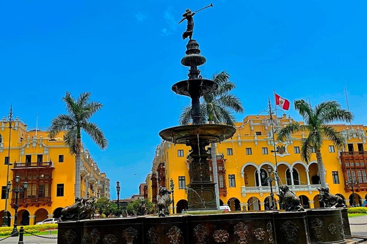 una fuente frente a un edificio amarillo