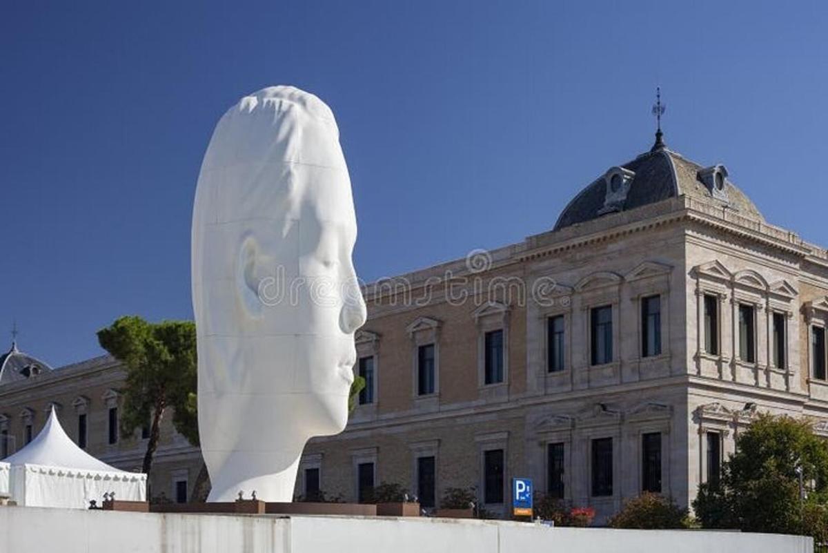hoone ees olev näo skulptuur