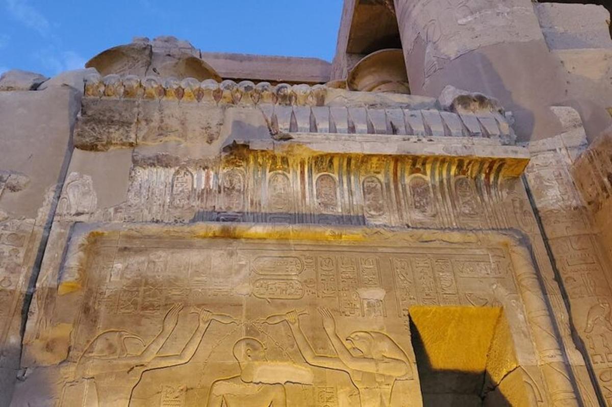 fornt sokkið musteri með hieroglyfjum á því
