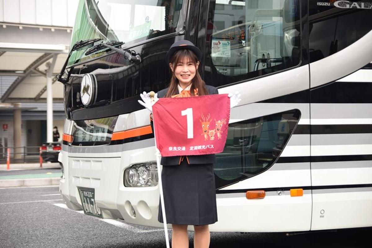 Dívka drží ceduli před autobusem