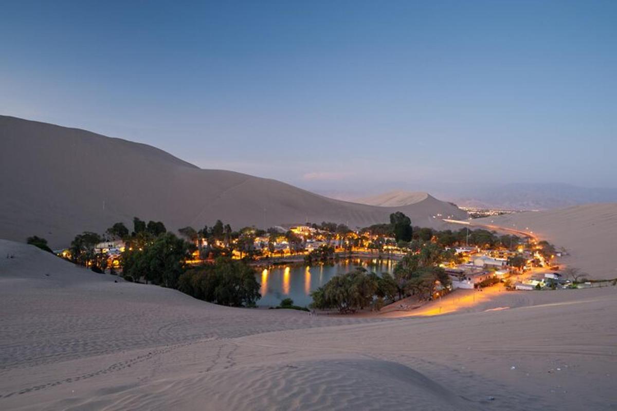 una città nel mezzo di un deserto di notte