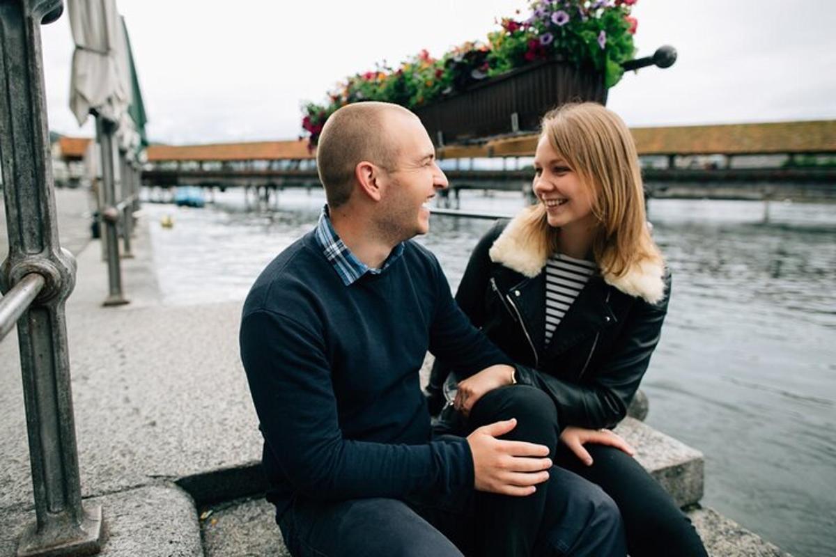 mees ja naine istuvad vee ääres