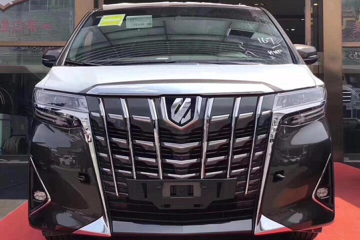 бял SUV, изложен в шоурум