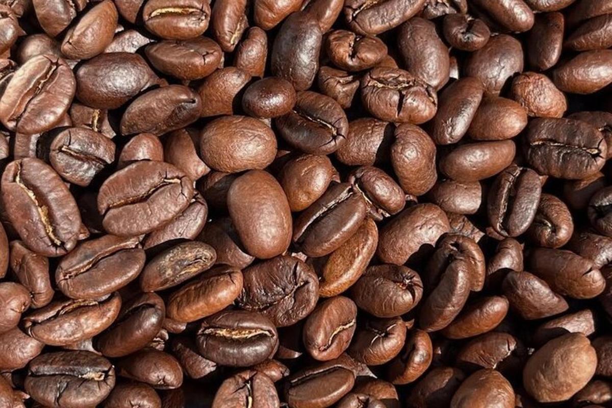 ein Haufen gerösteter Kaffeebohnen