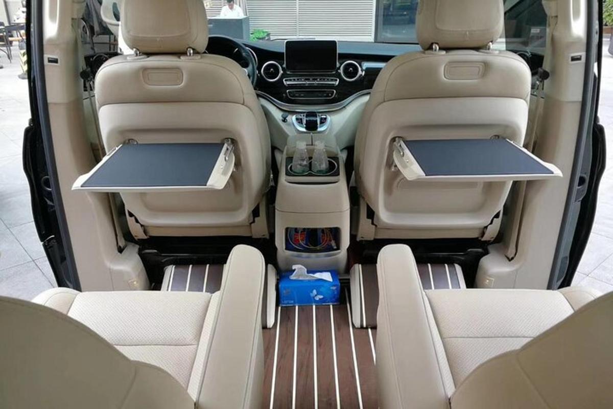 twee lege stoelen achterin een minibus