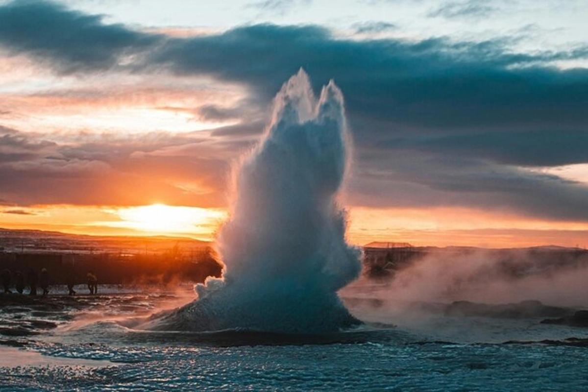 geyser di dalam air dengan latar belakang matahari terbenam