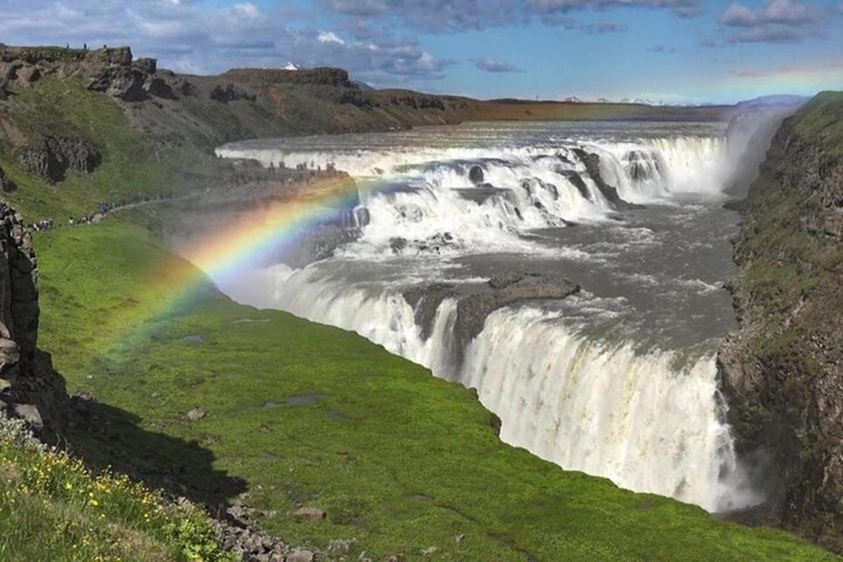 un arcobaleno davanti a una cascata