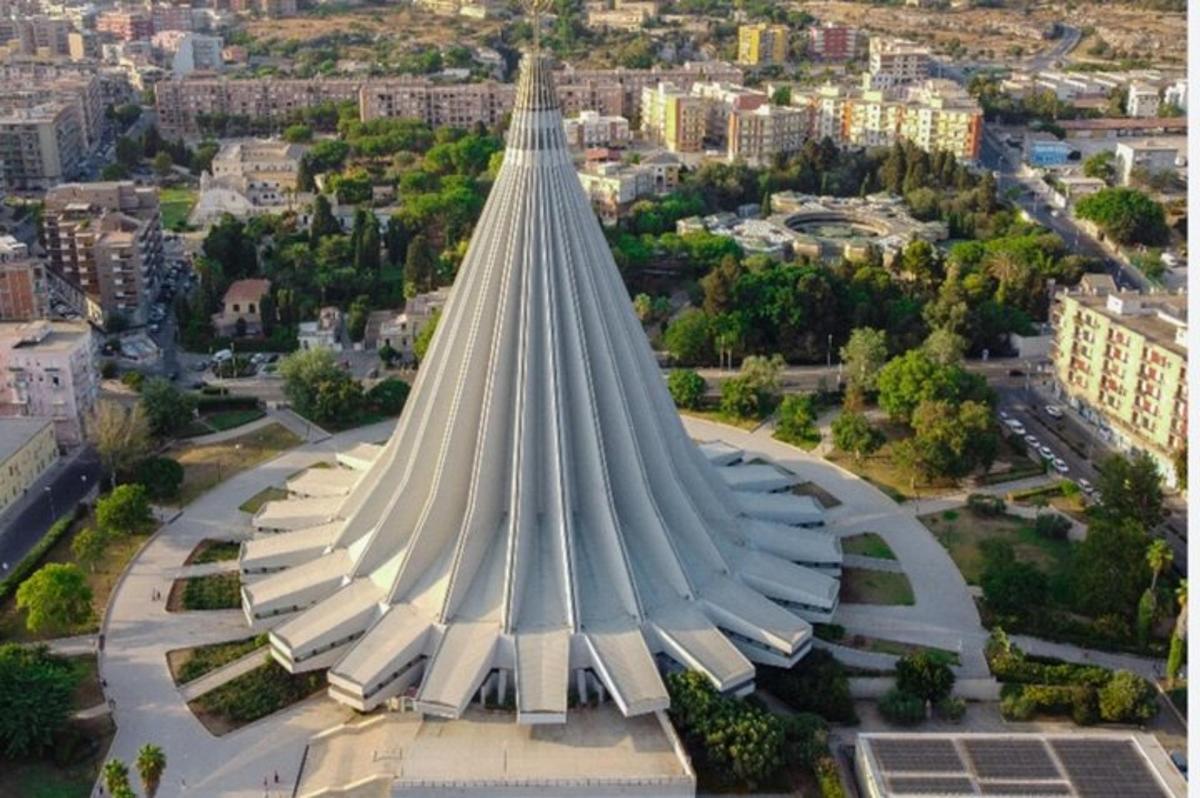 veľká biela pyramídová budova v meste