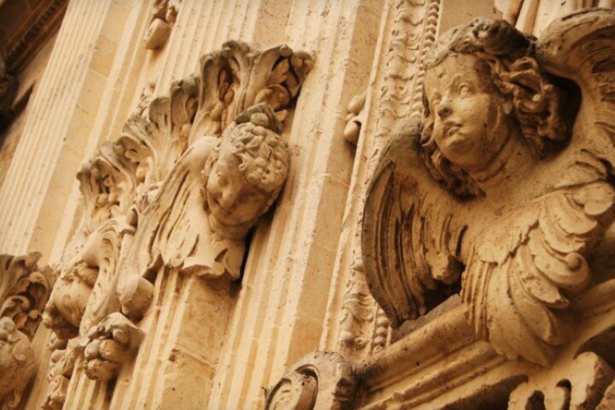 un edifici amb una estàtua al costat